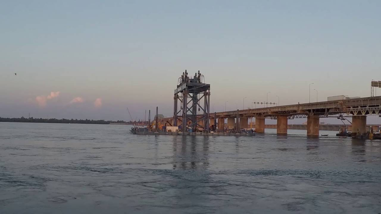 Installation of the bridge's first foundation - Timelapse - New Champlain Bridge