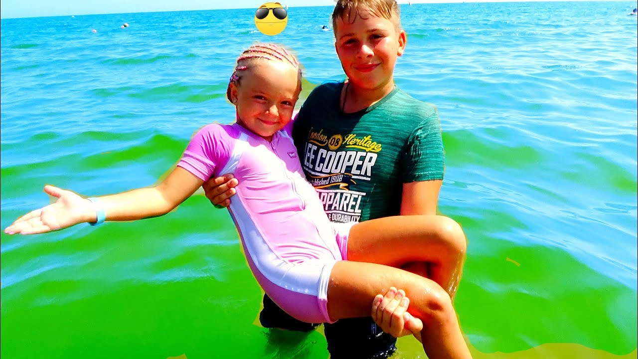 ВЛАД  СПАСАЕТ  МАРГАРИТУ!!!  Маргариту УКУСИЛА  медуза!!!