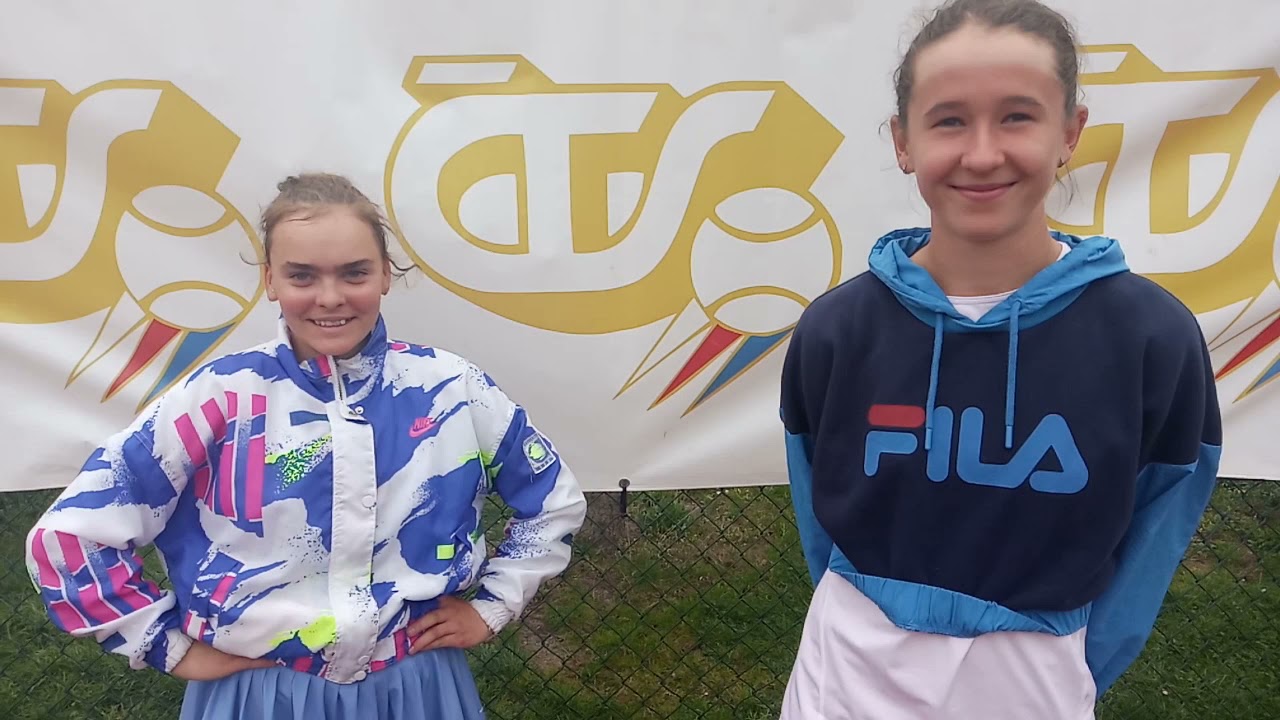 Sára Bejlek a Nikola Bartůňková po zisku titulu ve čtyřhře | RPM Junior Říčany Open 2021