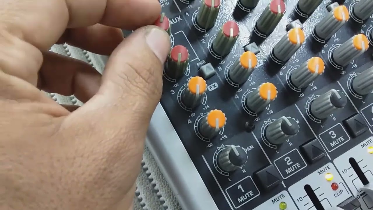 Xenyx QX2442, Auxiliares pré/pós fader.