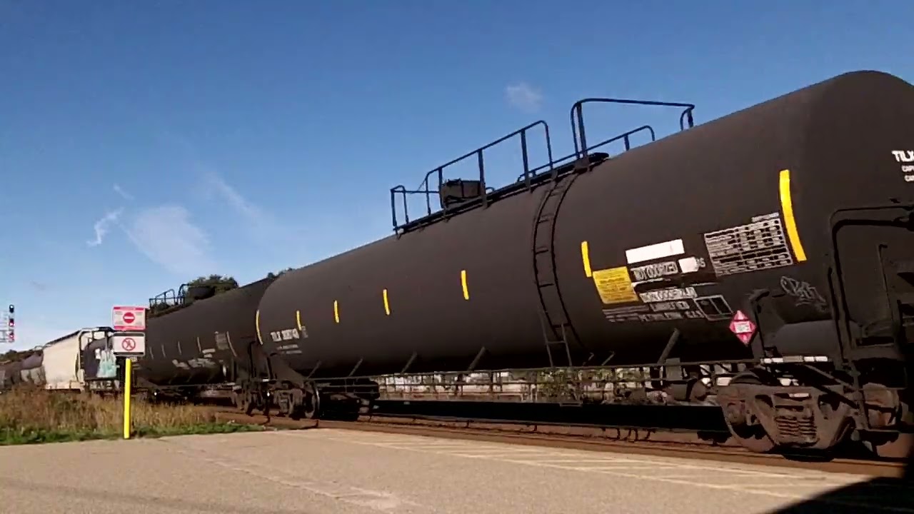 CN 422 w/ CN Engines 8923, 5622, 8887, 2272 & 2339 lead this long 658 axle, EB Intermodal/Mixed/Auto