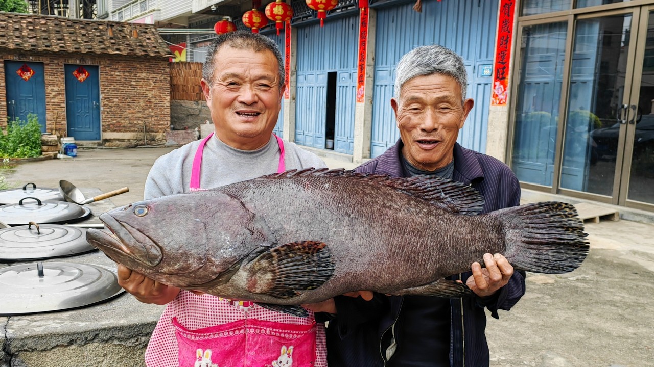 吃剩的半條石斑魚尾，阿胖山做成川味烤魚，11人吃得贊不絕口