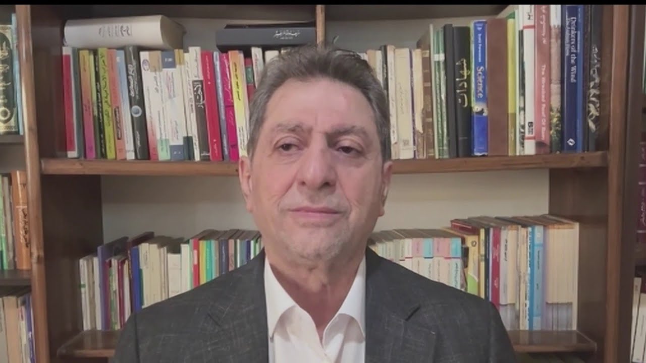 باحث: ما يجري اليوم في إيران يذكّر بما فعلته واشنطن في العراق سابقاً
