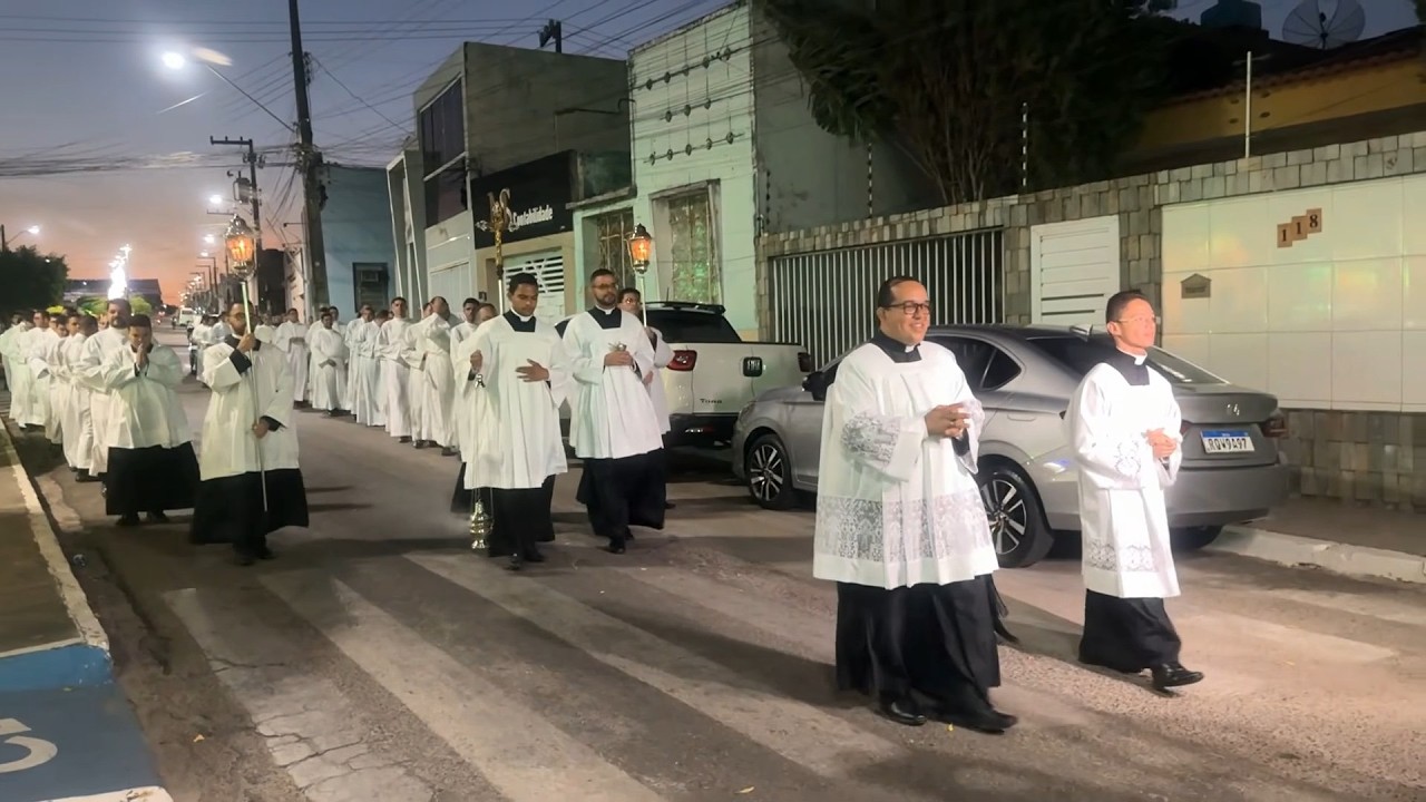 ESTAMOS MOSTRANDO A PROCISSÃO E A ORDENAÇÃO EPISCOPAL DE DOM JÂNISON DE SÁ SANTOS