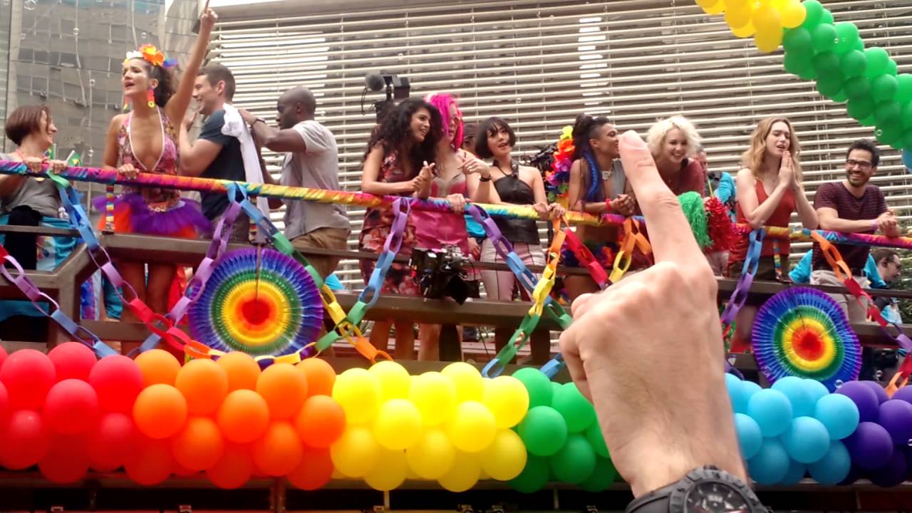Whats' up - Elenco Sense8 na Parada Gay SP