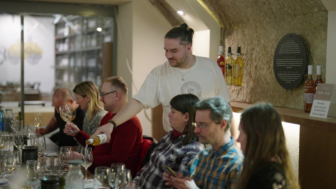 Jubiláló borklub – Az Ostoros BorZbár és Soltész Teraszhoz látogatott az alumni csapata (2026.03.06)