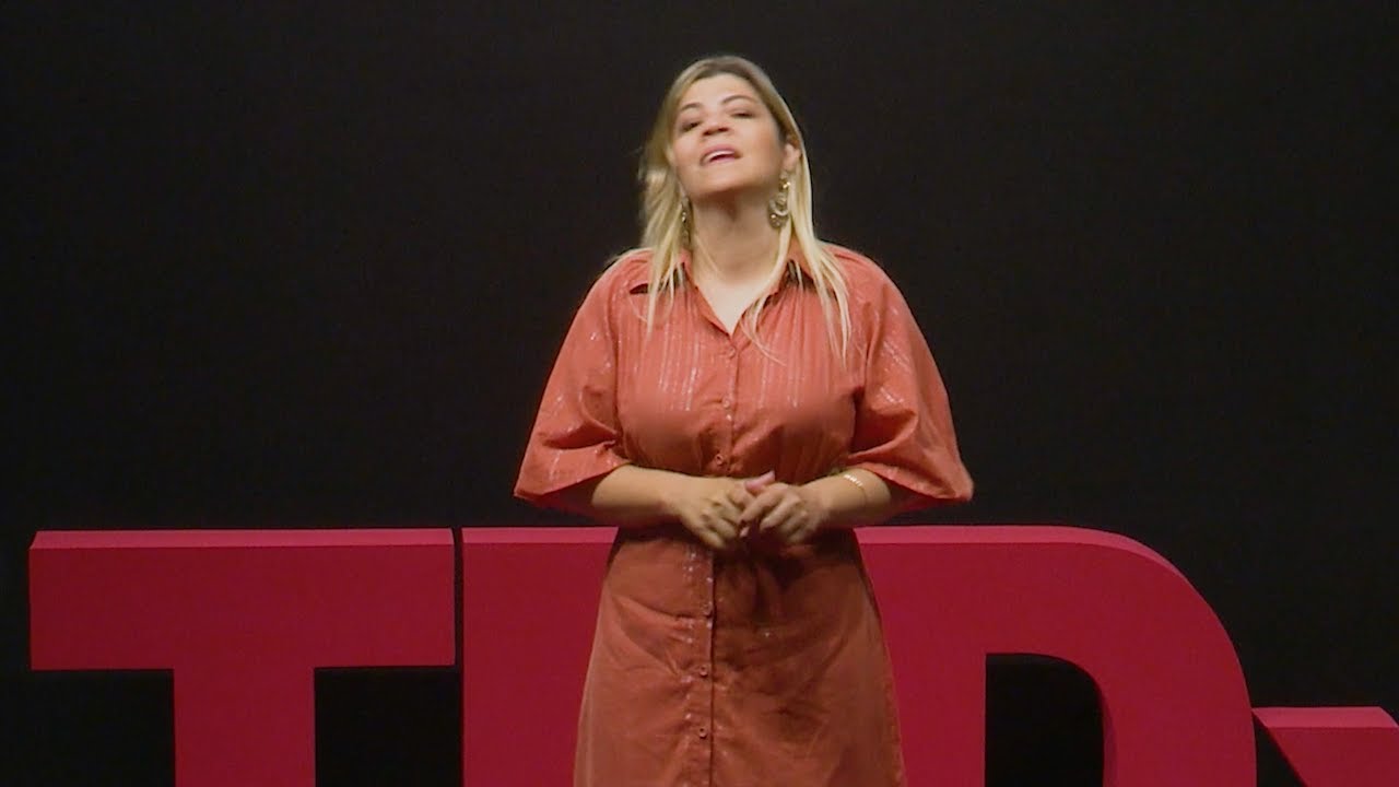 Crianças invisíveis: o olhar sem interesse não enxerga | Luciene Vignoli Muller | TEDxESMPU