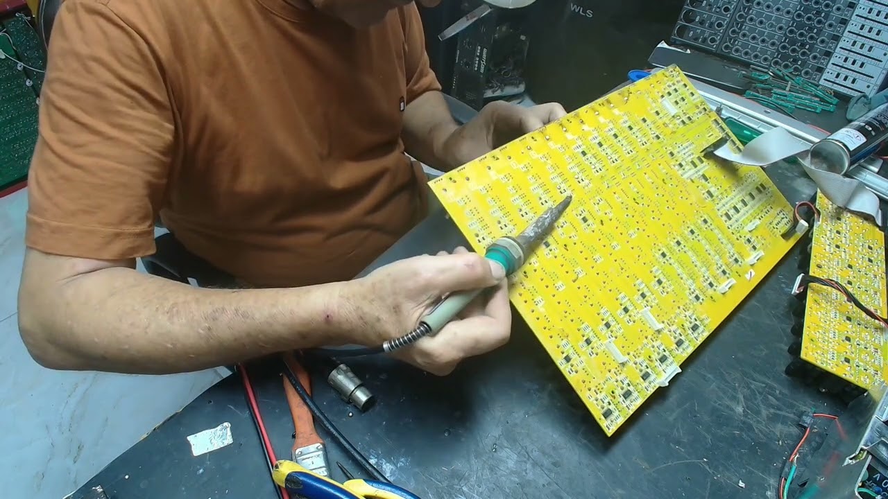 MANUTENÇÃO EM MESA DE SOM BEHRINGER XENYX X1832USB
