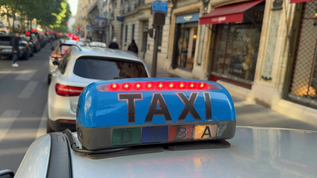 Les taxis manifestent au coeur de Paris | AFP Images