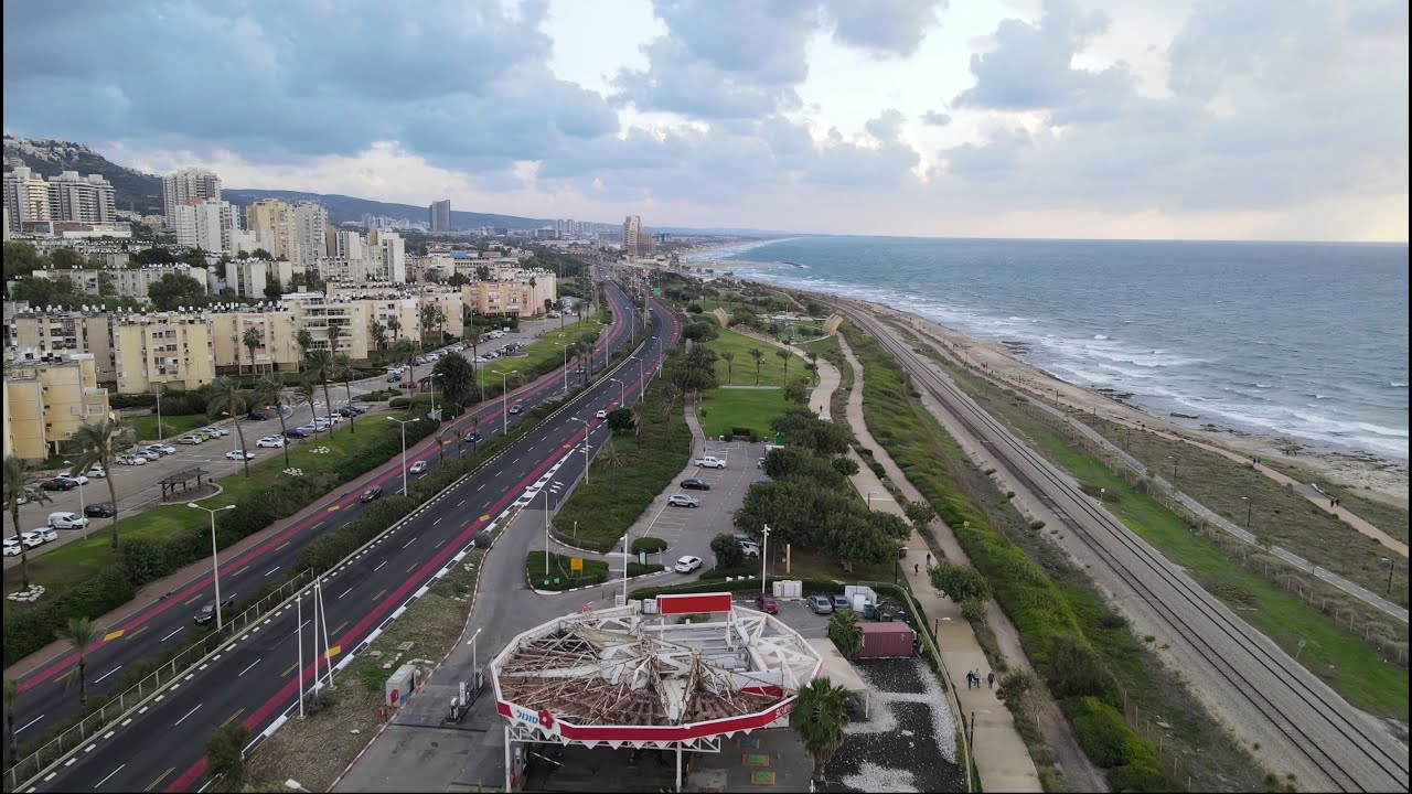 An hour in the park before the rain בין הטיפות שעה קלה בפארק לפני הגשם