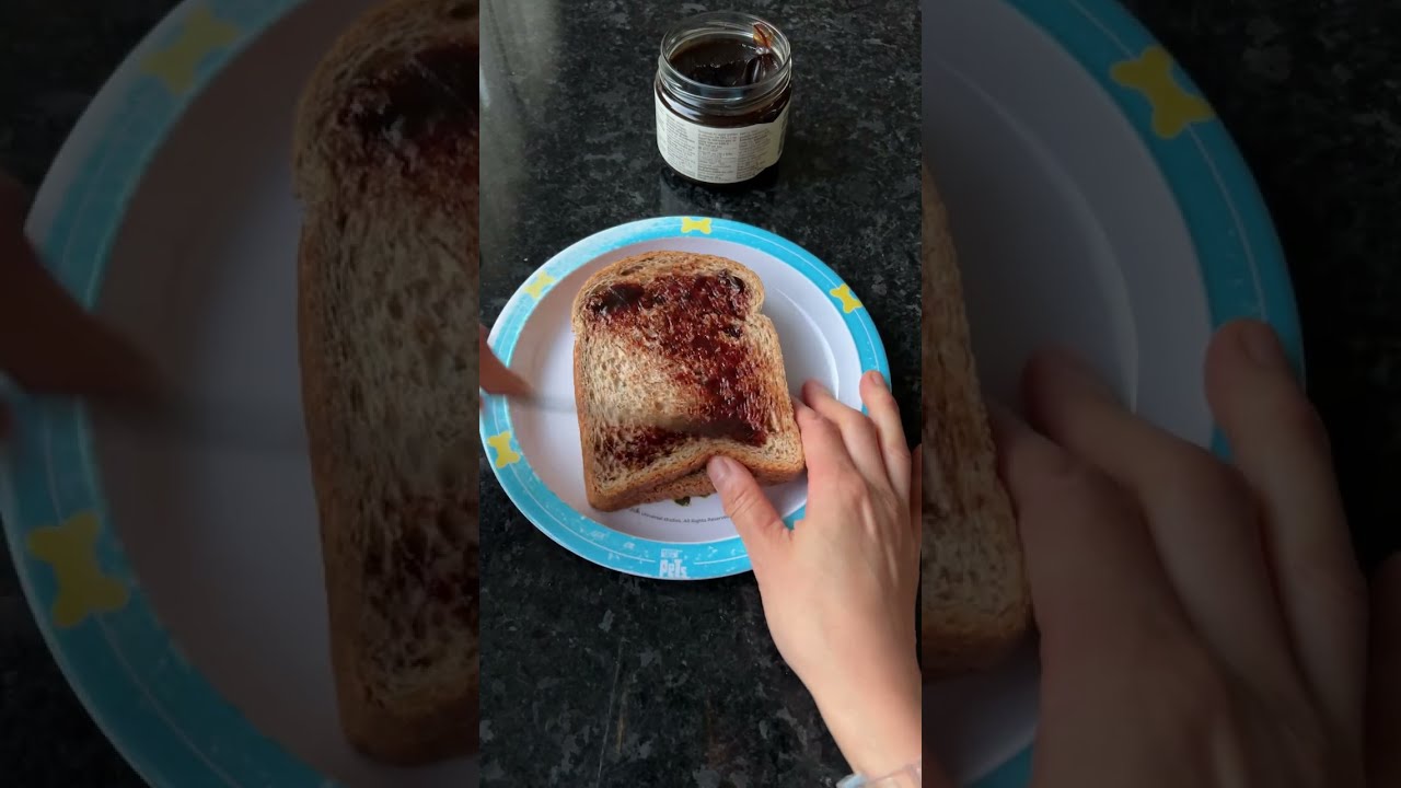 Broodje boterhammen knippen voor school lunchbox en er zijn ook komkommers