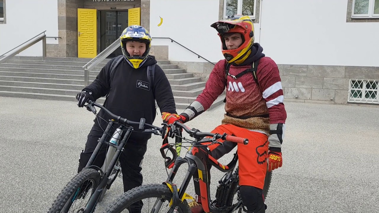 Urban Downhill Biker vs Enduro/Freerider race