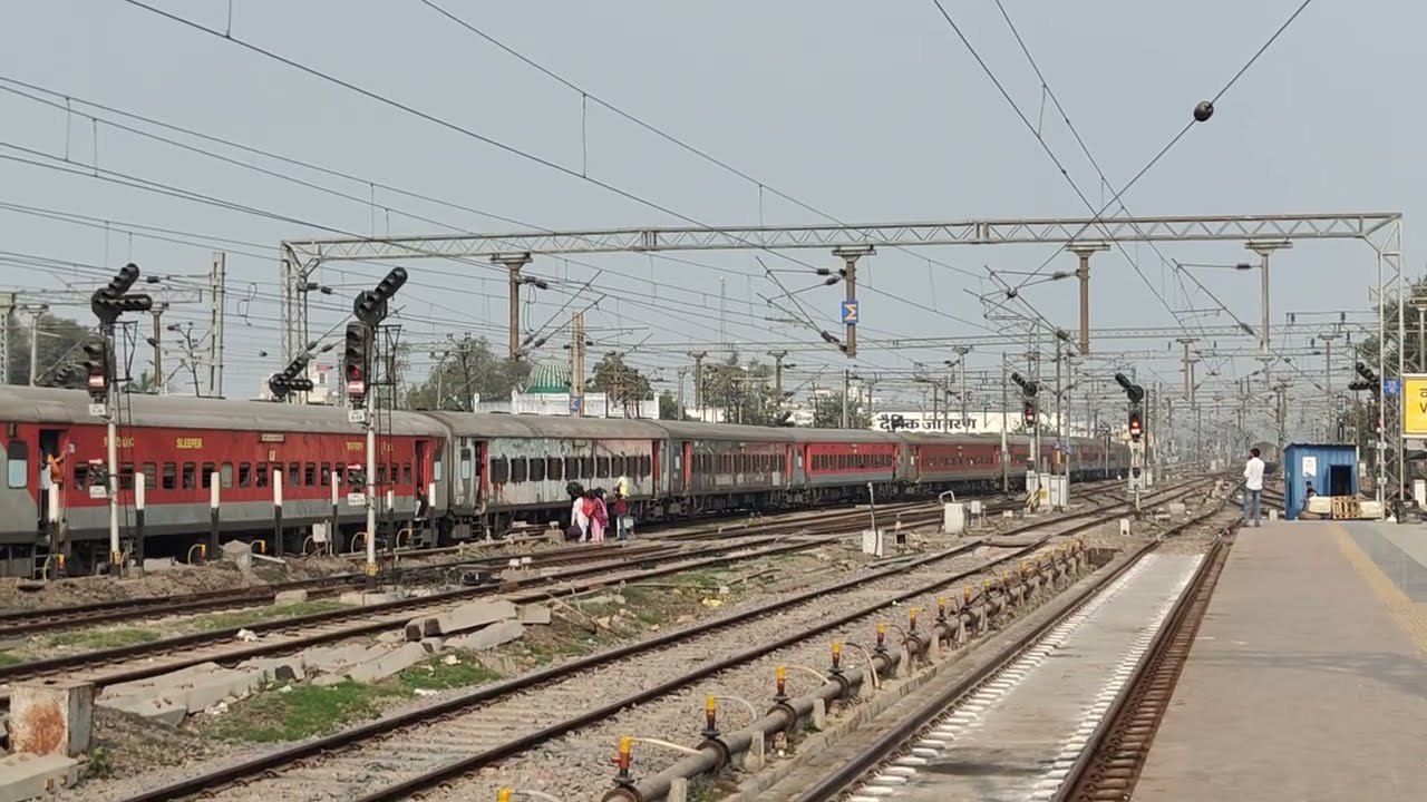 Himgiri Express Arriving at Varanasi Junction #indianrailways 