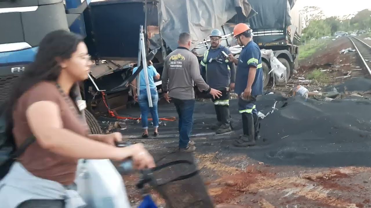 TREM ARRASTA CARRETA POR 100 METROS ROLÂNDIA PR.  5