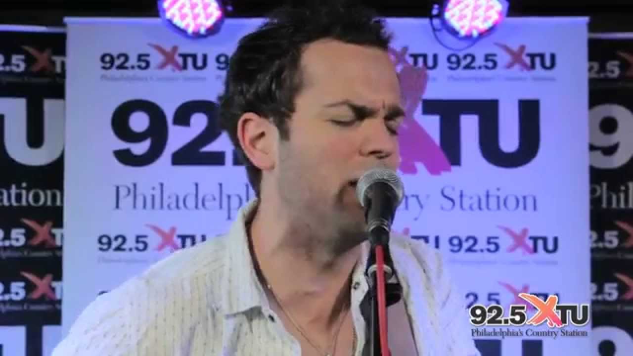 Ryan Kinder Performs 