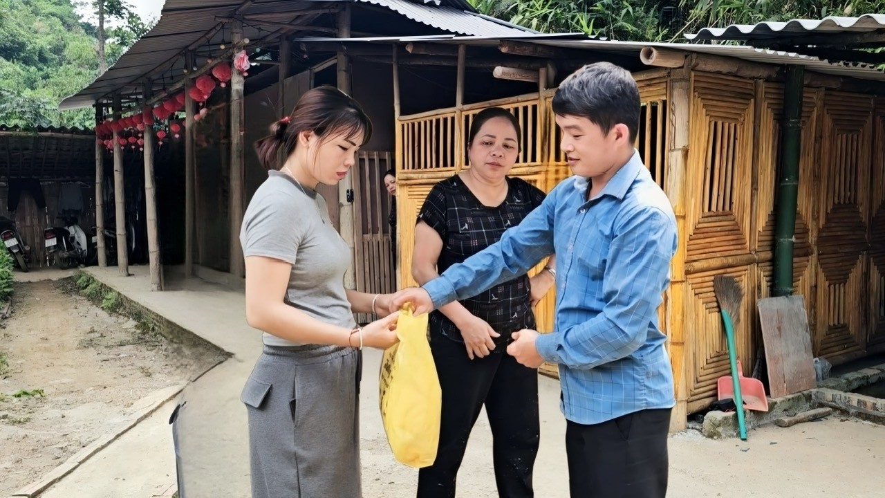 Yen Chi's ex-boyfriend came again and brought her a gift