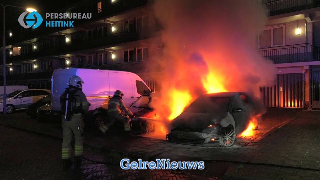 Metershoge vlammen bij autobrand in Arnhem Presikhaaf