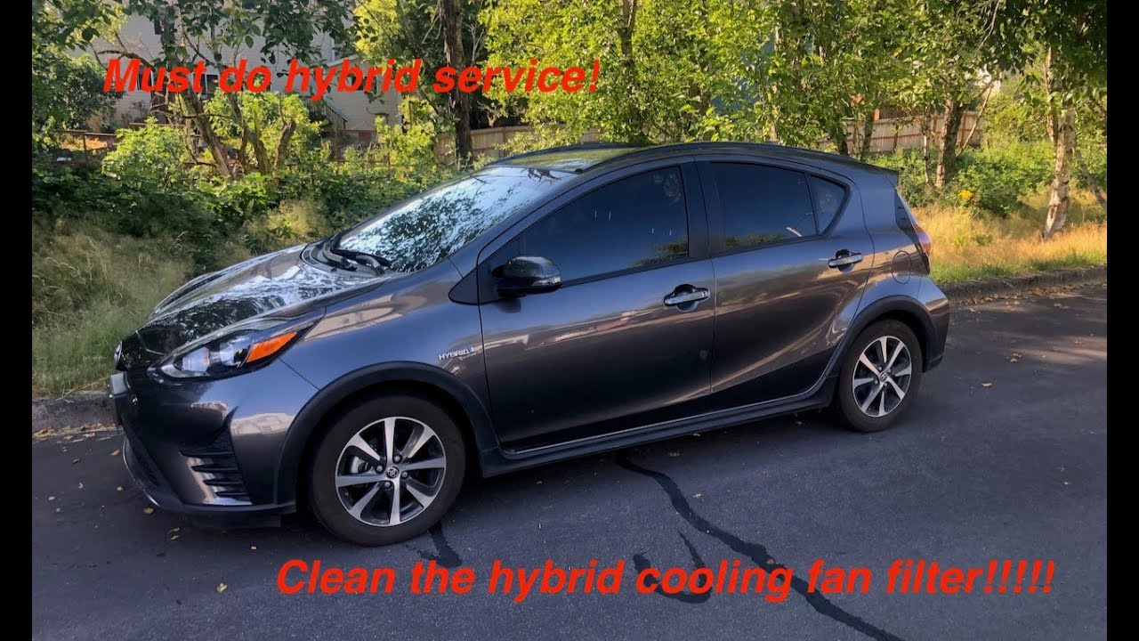 Очистка и проверка фильтра вентилятора гибридного Toyota Prius C 2012–2019 годов выпуска