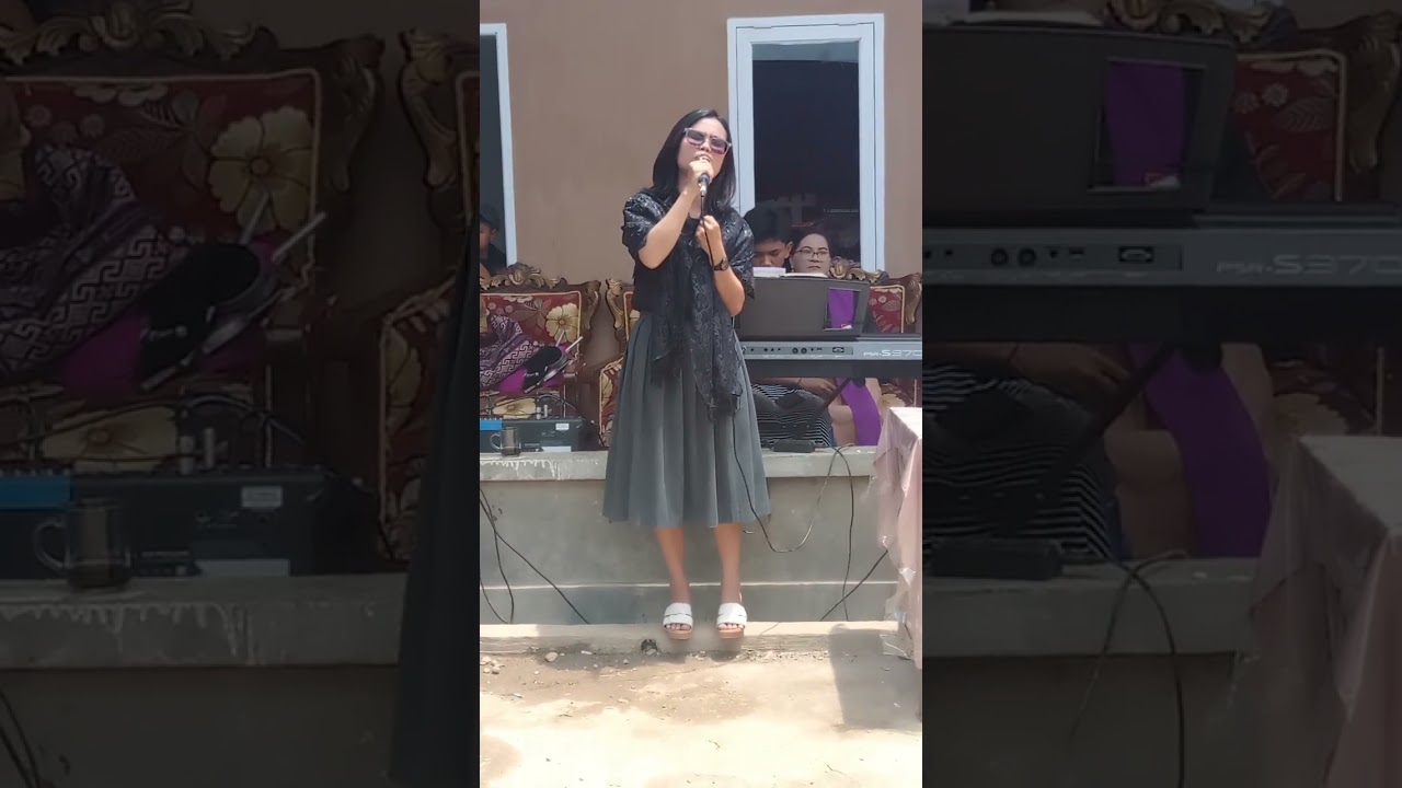 Tangkurangi sarroMu.voc Cedoy.d'nyanyikan saat ibdh pelepasan jenazah almh Intan Cheryna pratiwi.