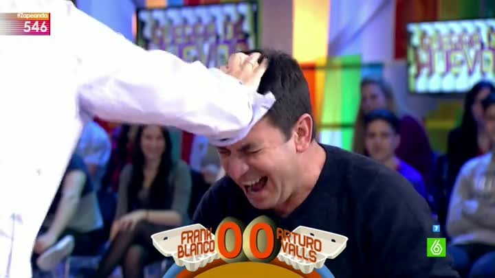 Guerra de huevos entre Arturo Valls y Frank Blanco, en Zapeando