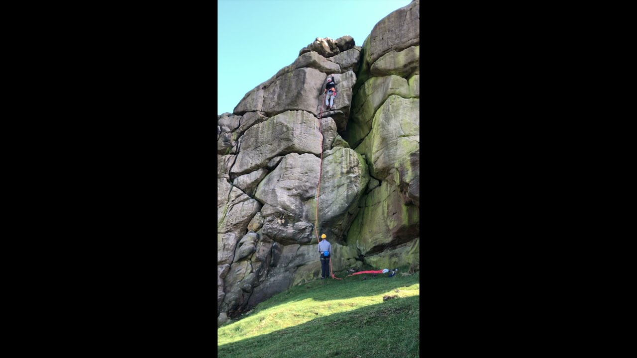 Almscliff Climbing - Overhanging Groove HVS 5a