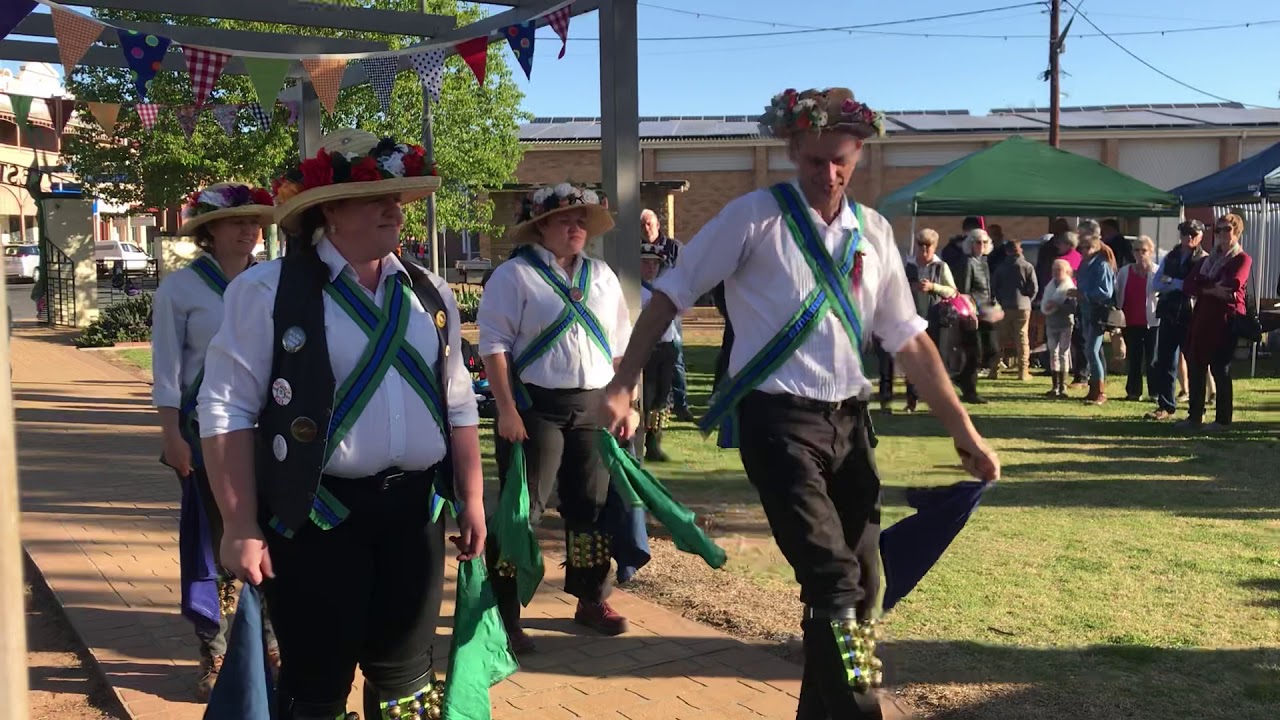 The Quaker (Bampton) - Orange Ruffies Morris, 2018-09-29