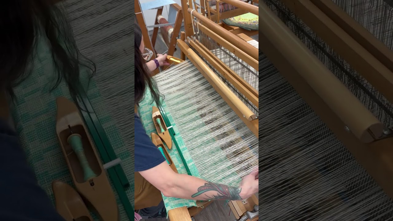 Weaving Crackle in Italian Manner on a Leclerc 4-Shaft Loom #weaving #looms #handweaving #textileart