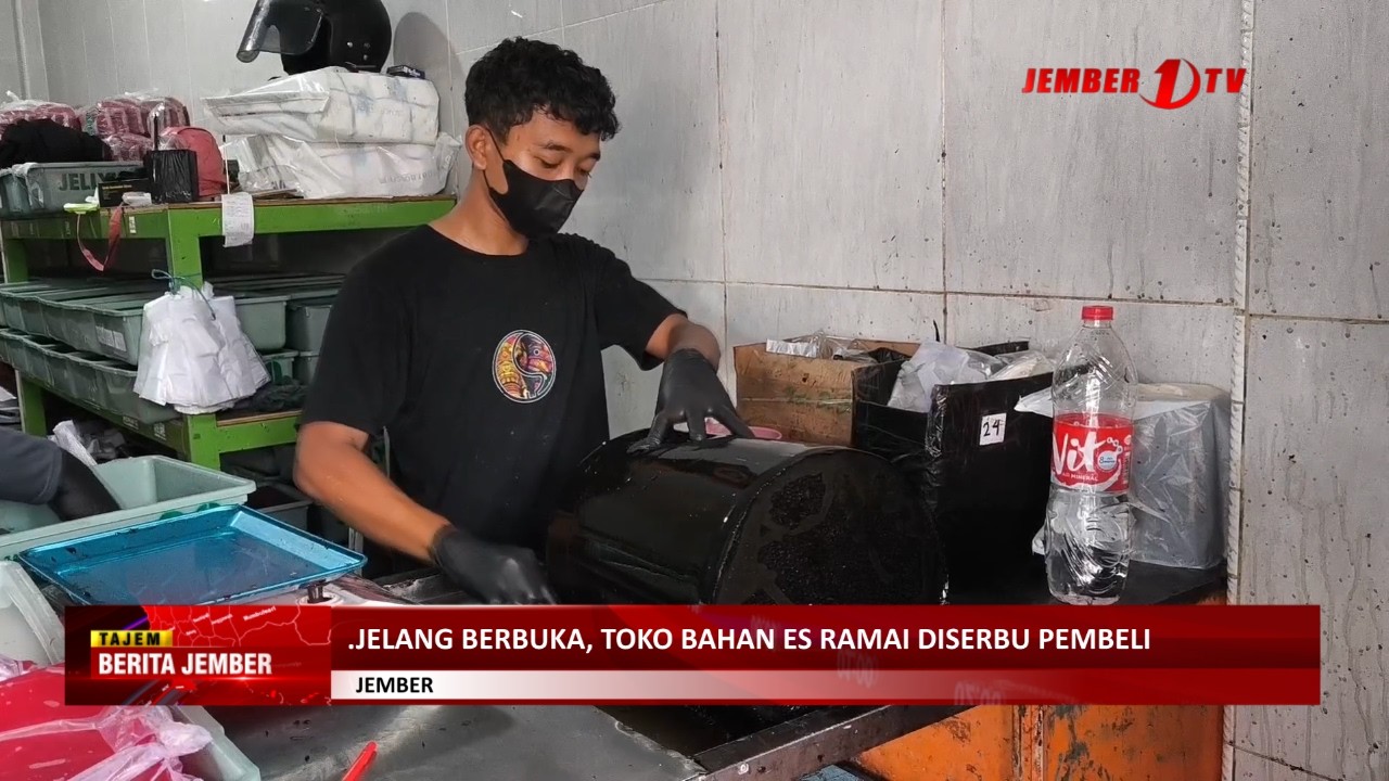 JELANG BERBUKA, TOKO BAHAN ES RAMAI DISERBU PEMBELI