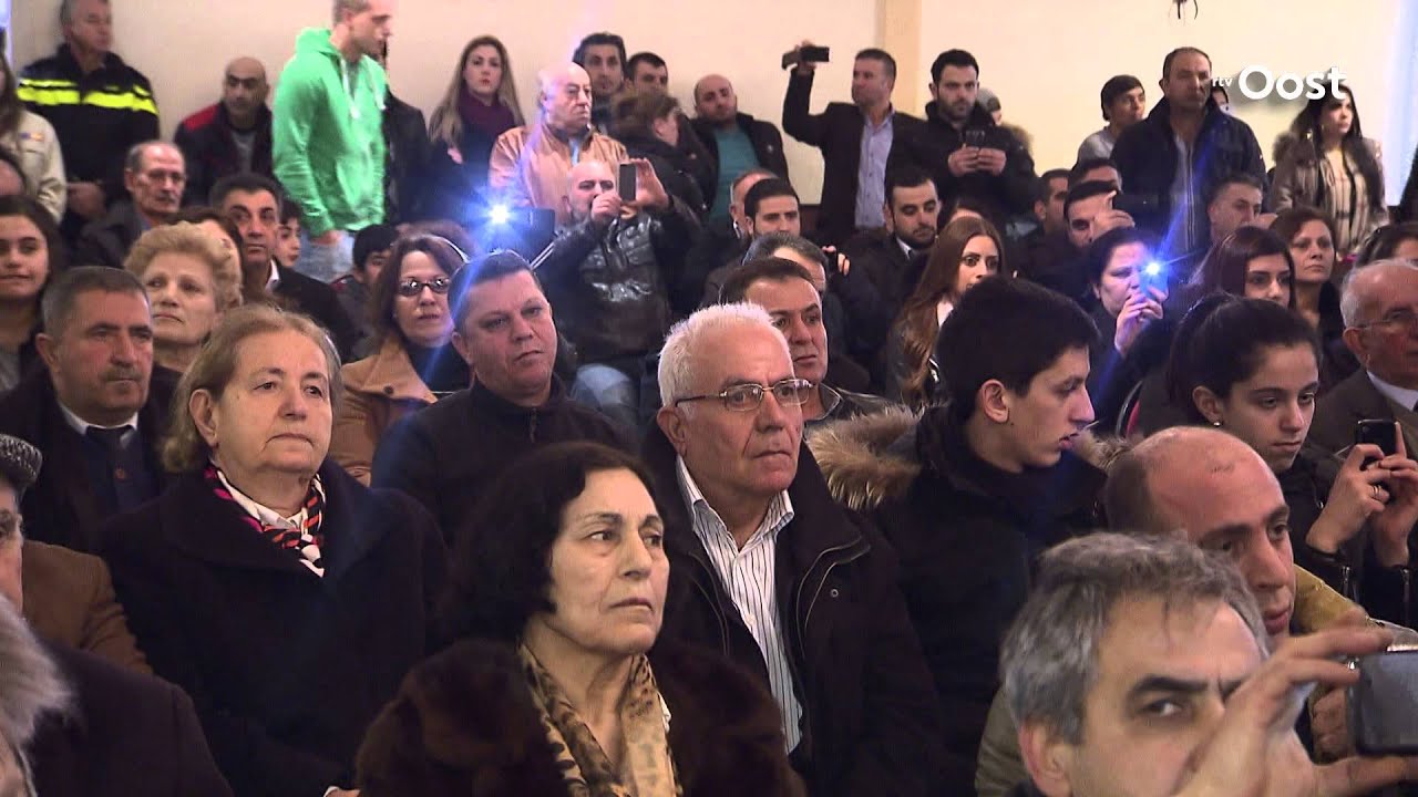 Geert Wilders legt krans bij herdenking genocide Armenië in Almelo