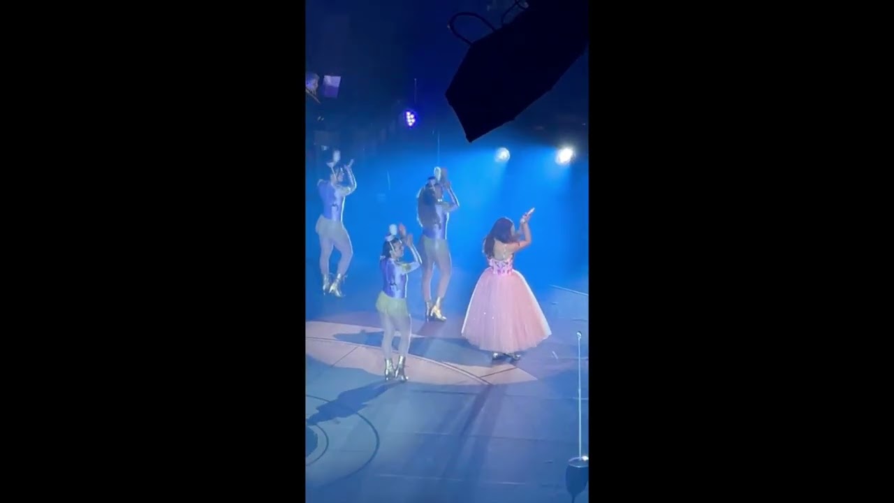 Laufey Toronto Concert Dec.20, 2025