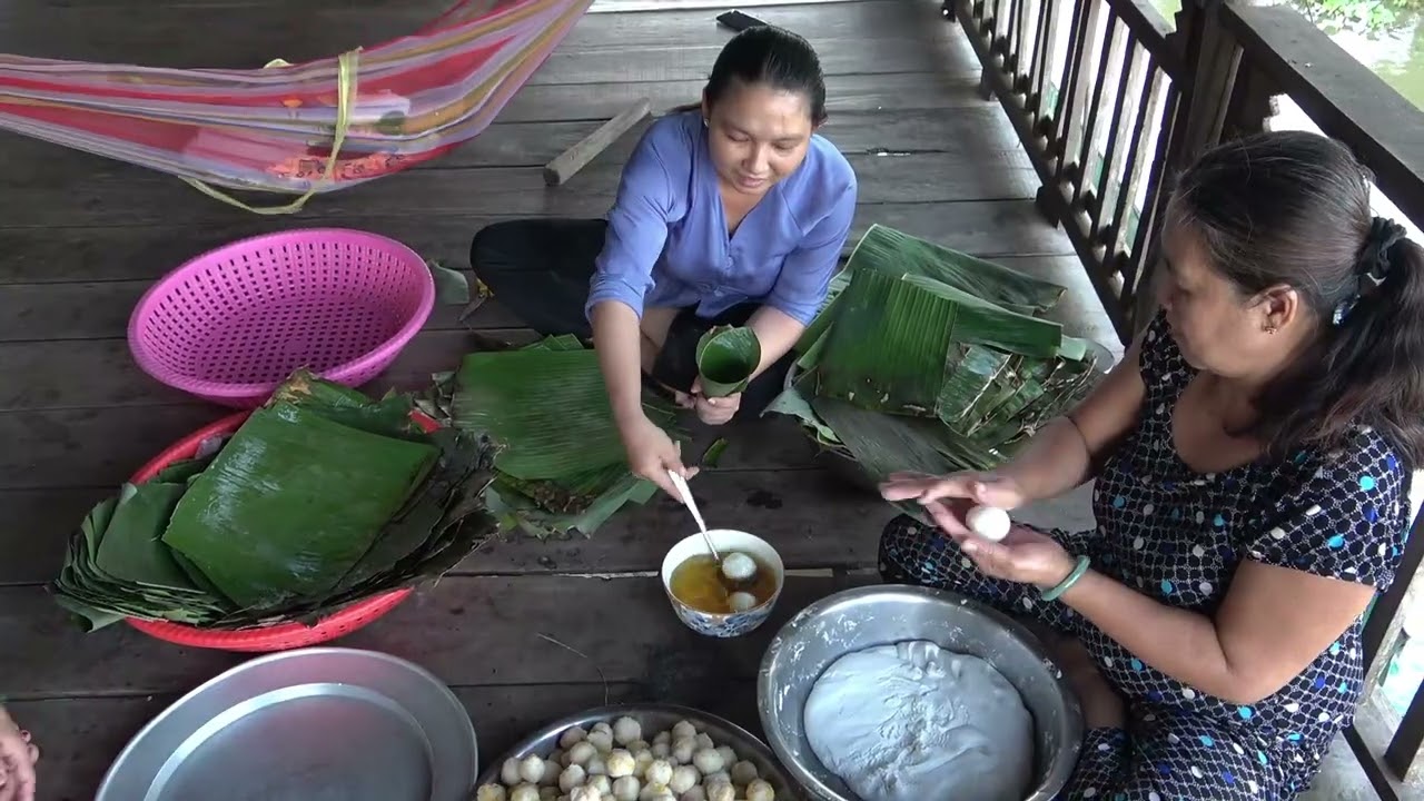 Сегодня мы получили заказ на рисовые лепешки из клейкого риса, поэтому мы с дочерьми готовим их в...