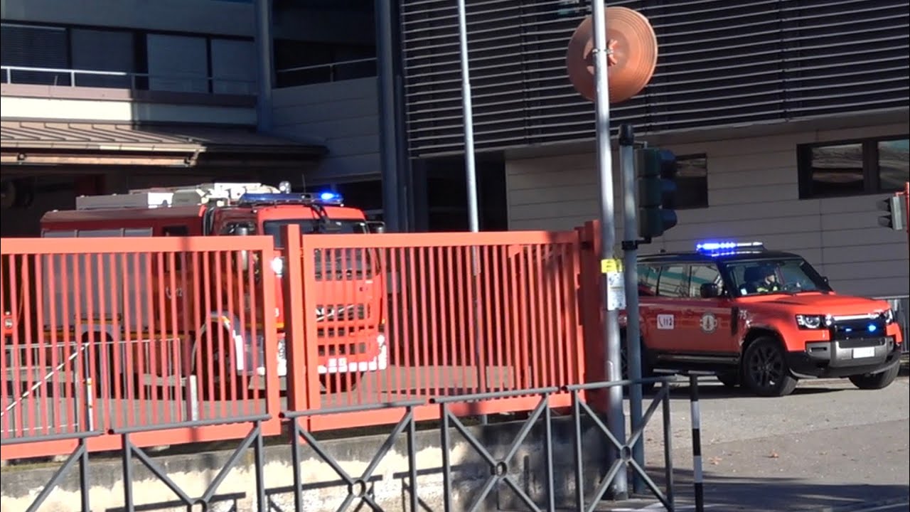 Loschzug Feuerwehr Bozen in Einsatzfahrt Vigili del fuoco bolzano in sirena per intervento 