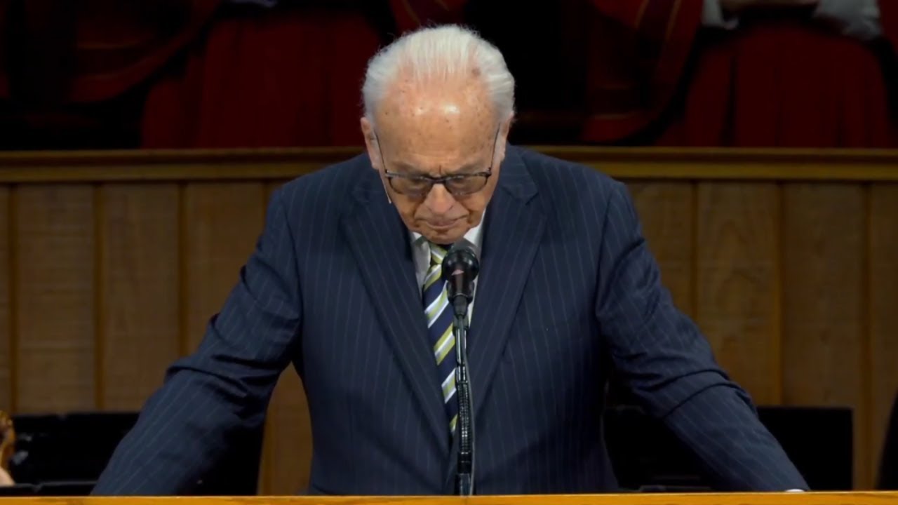 Pastor John MacArthur Reading Psalm 107 at Grace Community Church
