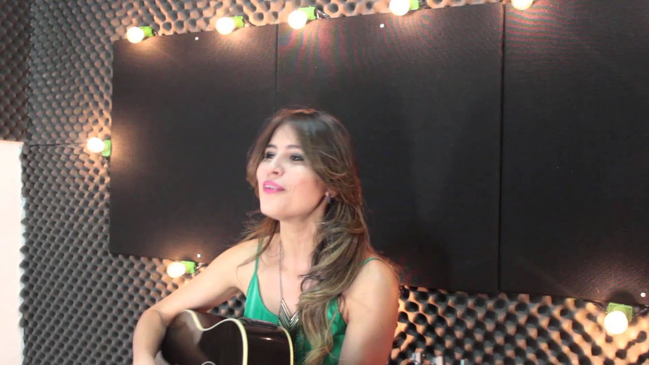 Lia Sophia - Ai Menina (Versão acústica) Studio 2G