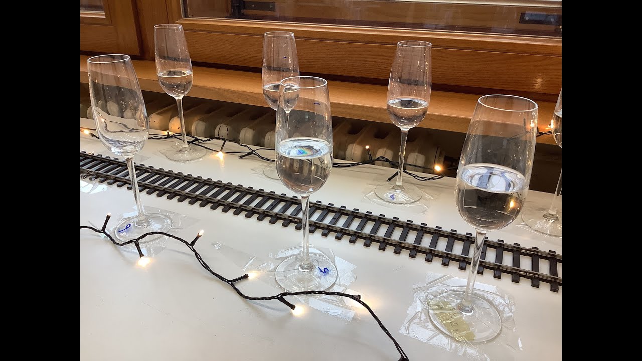 Zauber der Weihnachtszeit: Die Sektglas-Musik-Eisenbahn // Physik-Projekt I