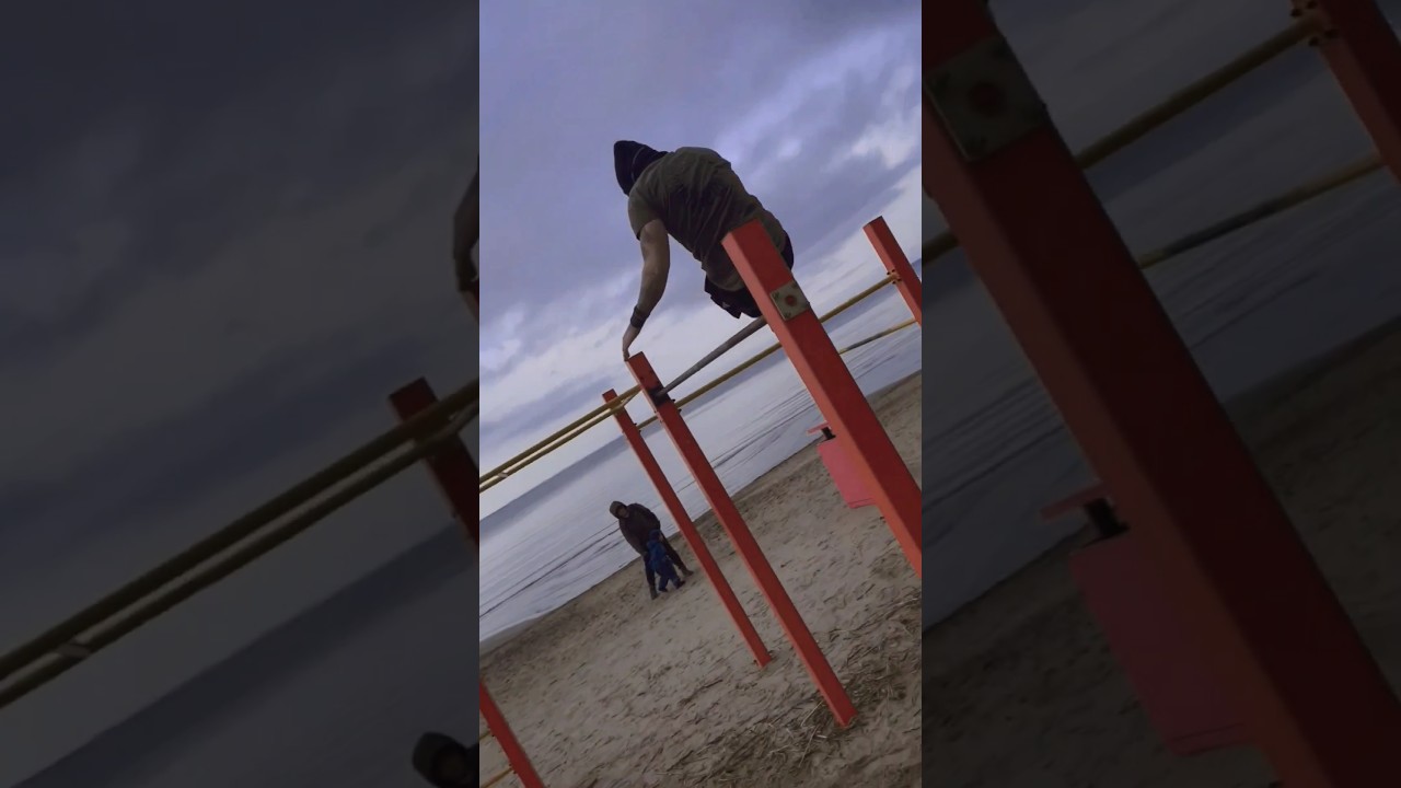 new gen inspired at the background😎 #streetworkout #calisthenics #freestyle #inspire #cold #flow