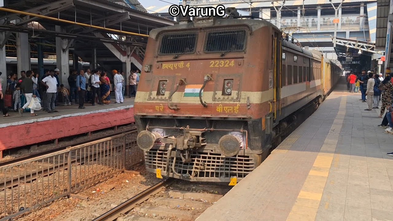 82902 Tejas Express passing through Dadar Western & 12933/12934 Karnavati Express at Mumbai Central.