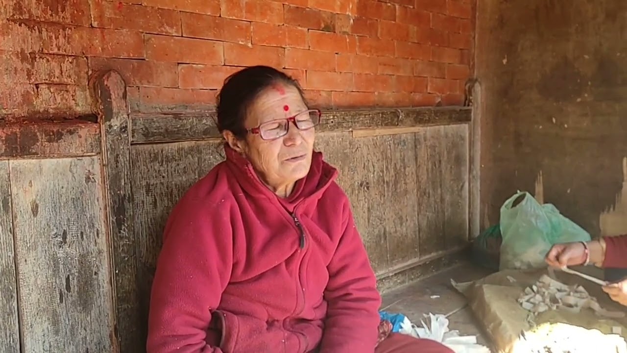 सुकेको रुख ढलेर टारमा अड्कँदै पनौती - ७  कोलाछेँ टोलमा सुकेको रुख ढलेर विद्युतको तारमा अड्कँदै ।