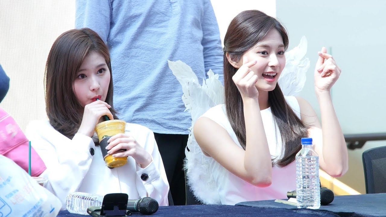 팬싸 전의  쯔위와 사나 Sana & Tzuyu : 트와이스 TWICE 팬싸인회 Fansign : 고양 스타필드 180429