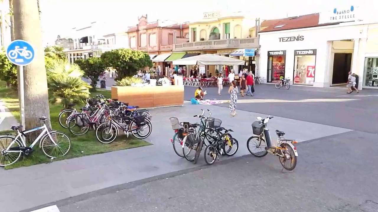 A spasso per la passeggiata di Viareggio il lungomare