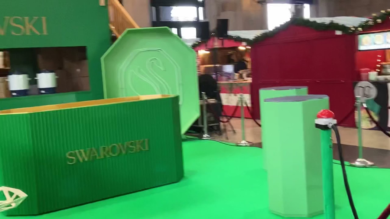 Weihnachtsmarkt ZürichHB- Christmas Market Zürich #weihnachtsbaum #weihnachten #christmas #swarovski