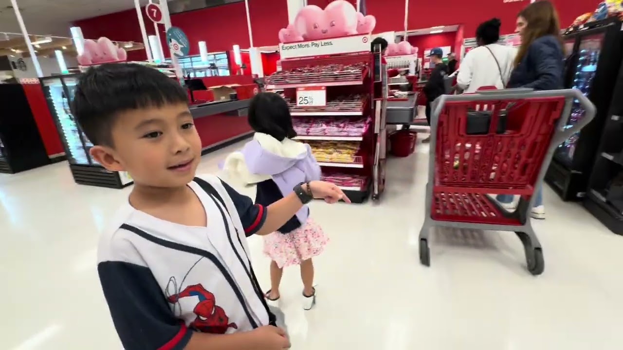 Một ngày ở San Diego dẫn 2 đứa cháu đi mua đồ chơi ở Target. 🎯 