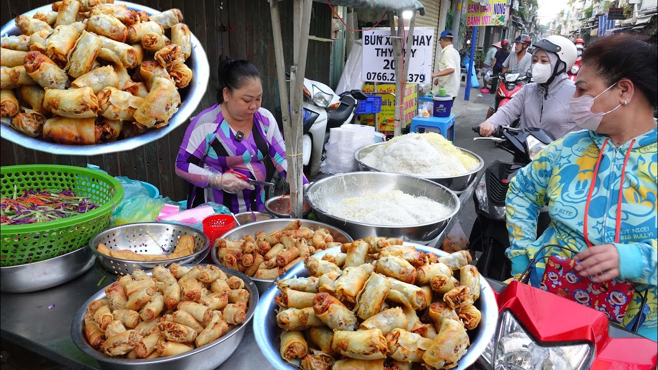 Khách đông khủng khiếp xe bún xào chả giò vàng ươm, giòn rụm chỉ 20k phần đầy ụ