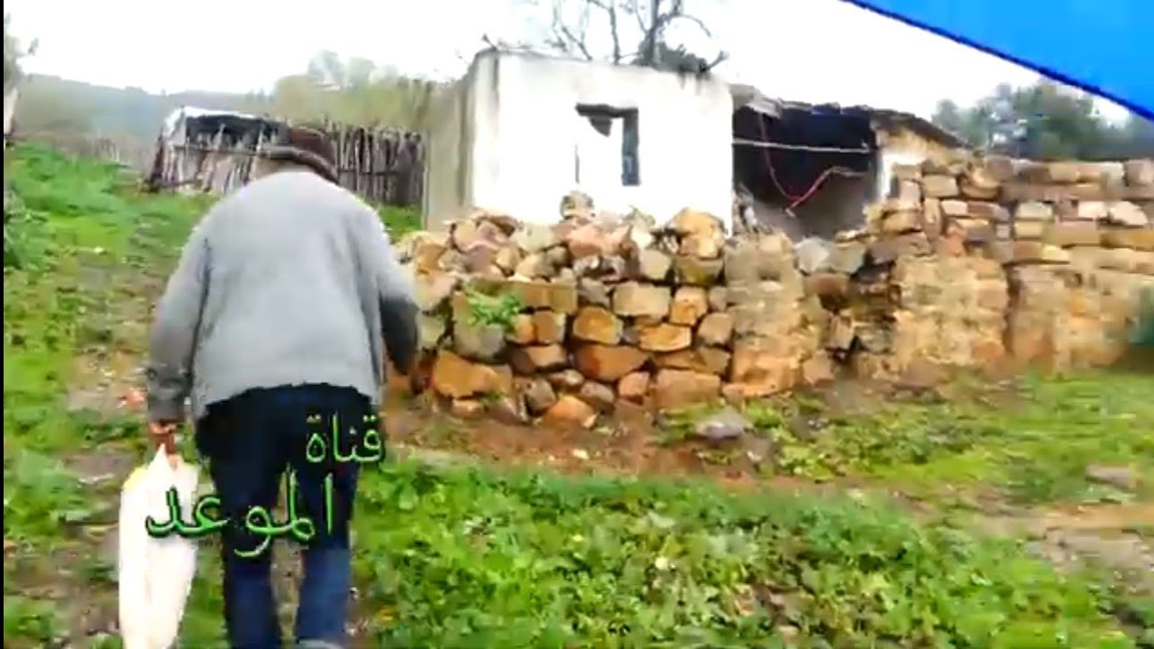 كا،رثة إنسانية زوجته توفيت وتركت له أربعة أطفال يعيش في كوخ وسط دوار لحشاشنة في ريف نفزة