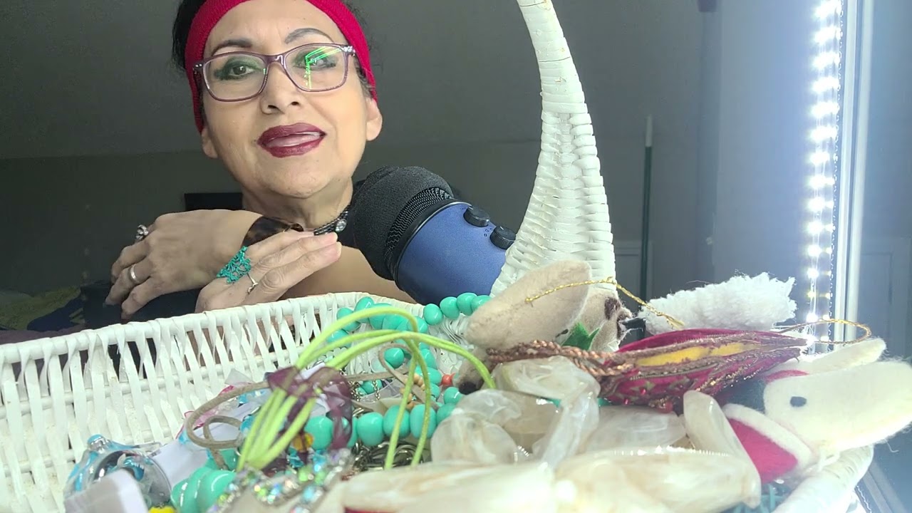 ASMR Mostrando mis Collares de Fantasia!!