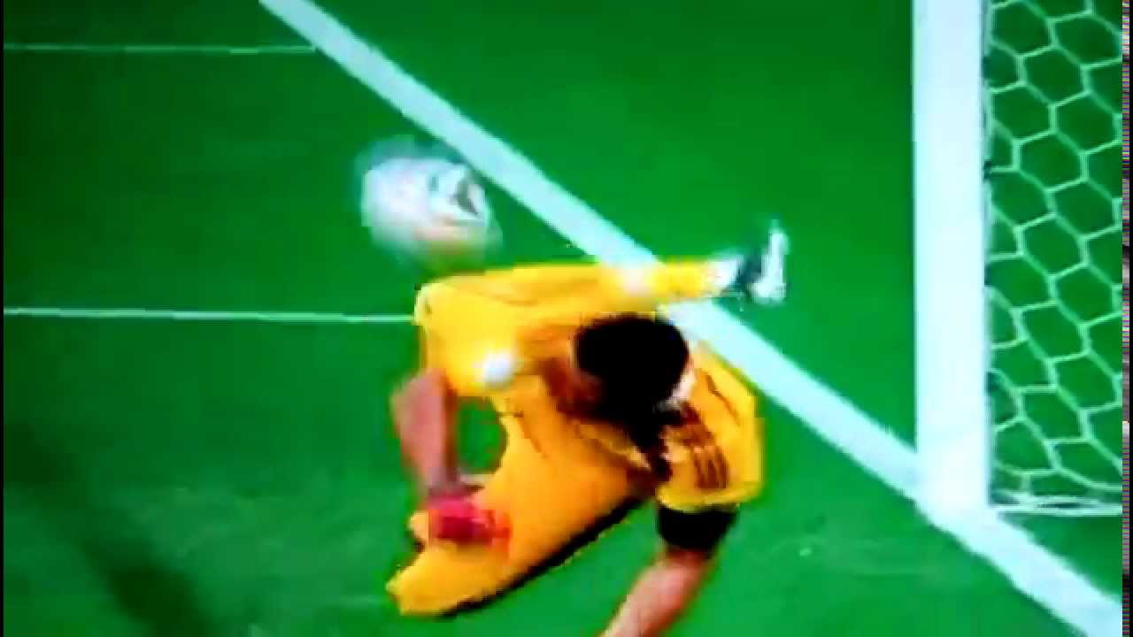Sergio Romero saves the first penalty by Ron Vlaar
