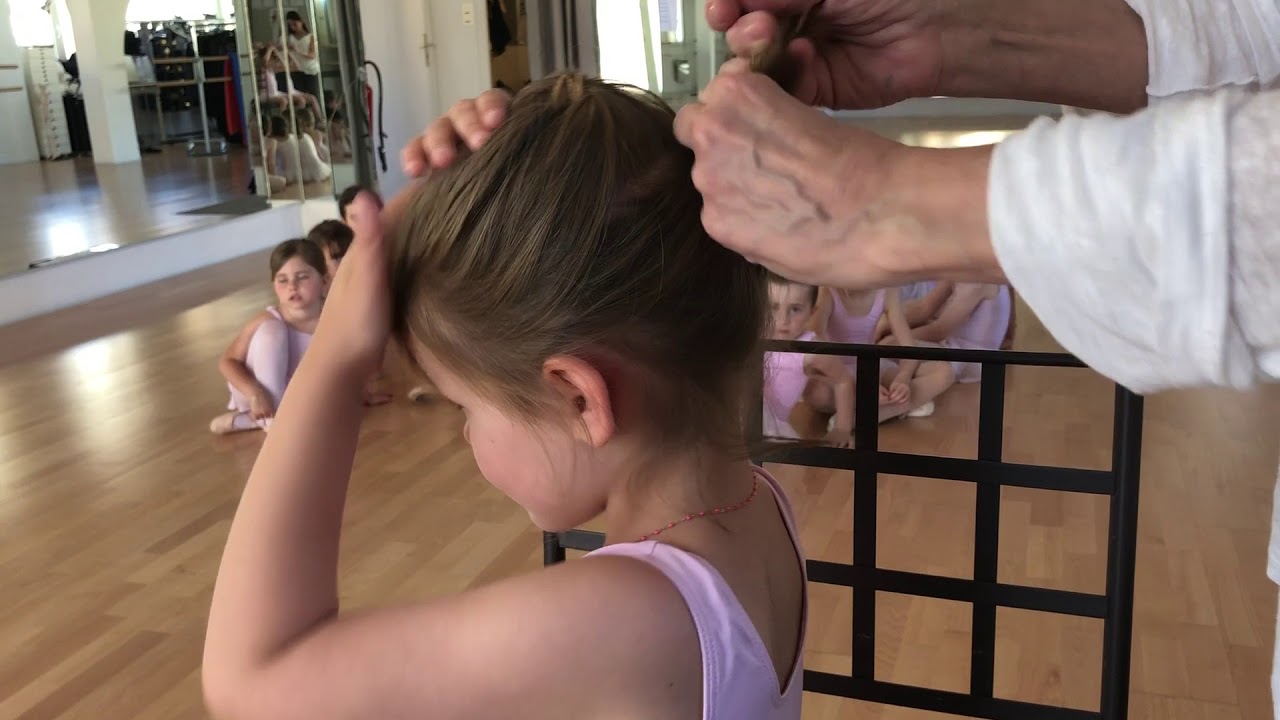 Chignon de danseuse sur coupe au carré en 5 mn pour les cours de danse classique