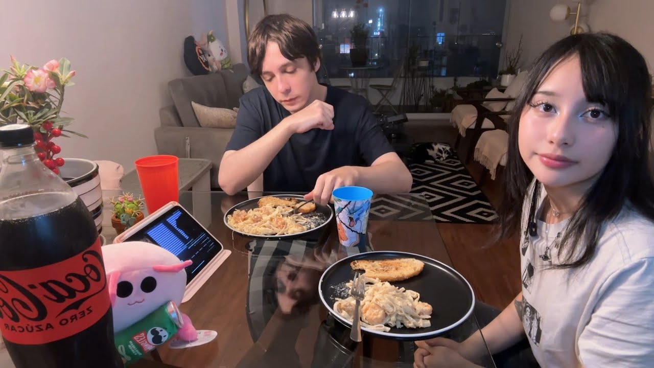 SERAPHINE COCINANDO FETUCCINI A LO ALFREDO PARA ANIMAR A MATT