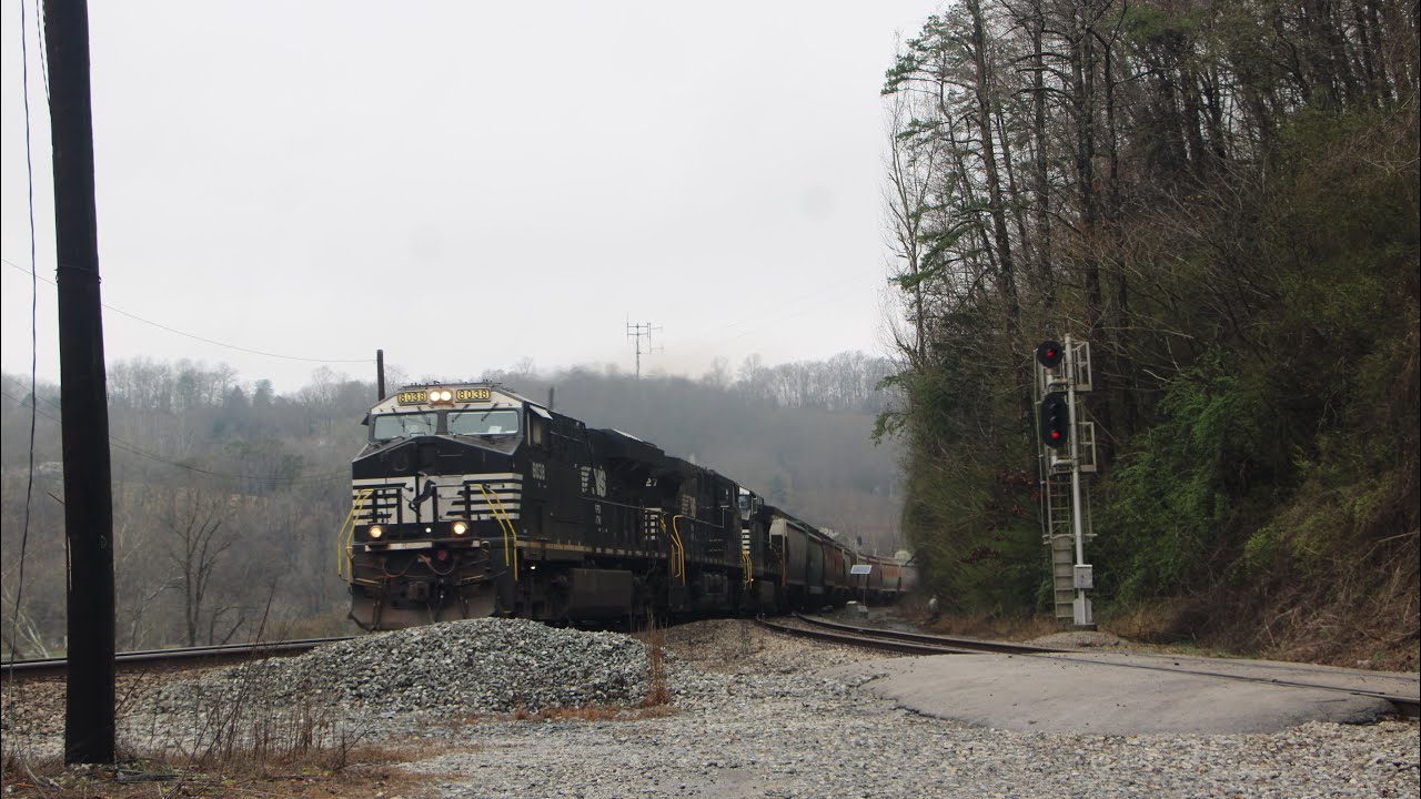 Norfolk Southern grain train 54G heads thru Harriman Junction 