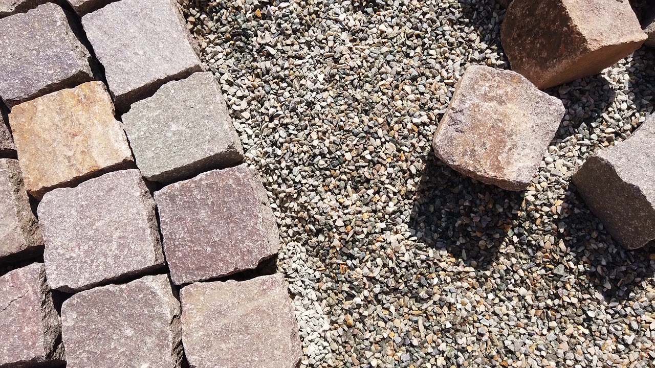 Pose de pavés en porphyre ; chantier de pavage en Isère